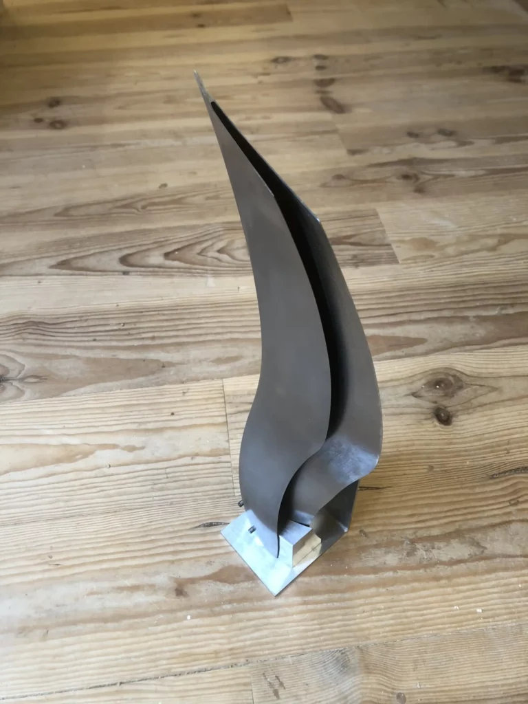 Prototype en titane - Vue 3/4 pour applications industrielles.